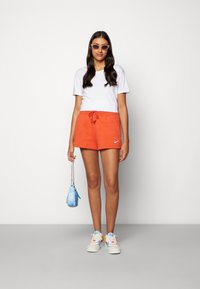 Nike Sportswear SPORTSWEAR PHOENIX FLEECE - Calções - mantra orange/sail