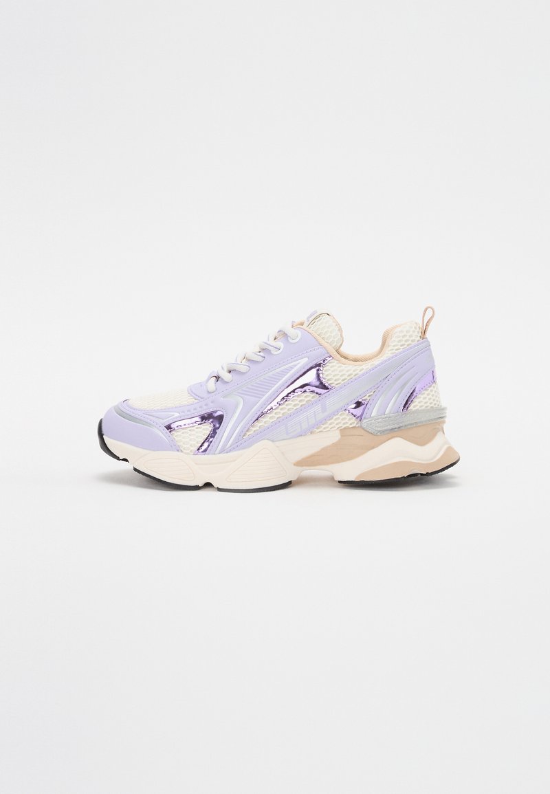 Baskets violettes et crème avec une tige en mesh, accents brillants, semelle texturée et fermeture à lacets ; elles présentent un design moderne et une silhouette sportive.