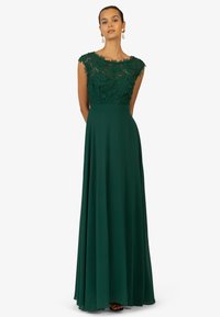 Grünes bodenlanges Kleid mit einem Spitzen-Oberteil, das florale Muster aufweist, kurzen Ärmeln und einer taillierten Taille, die in einen Rock übergeht.