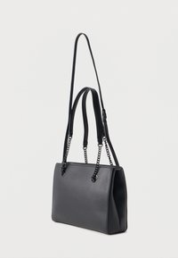 Czarna strukturalna torba tote wykonana z gładkiej skóry, z podwójnymi regulowanymi uchwytami z akcentami łańcucha i czystym, nowoczesnym designem.