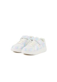 Weiße Sneakers mit irideszenten Akzenten, Klettverschluss und Schnürsenkeln, glatter Textur, runder Zehenform und flacher Gummisohle.