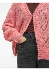 Cardigan rosa lavorato a maglia con una vestibilità ampia e davanti aperto. Realizzato in materiale morbido e peloso, presenta polsini a coste e una texture leggera.