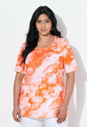 Oranje T-shirt met korte mouwen, voorzien van een wervelend abstract patroon met lichtere koraalkleurige accenten. Het materiaal lijkt zacht en glad.
