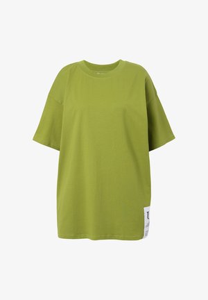 Zielona, oversize koszulka wykonana z miękkiej bawełny, z okrągłym dekoltem, krótkimi rękawami i detalem metki po lewej stronie.