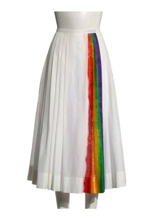 Jupe midi plissée blanche avec des rayures verticales arc-en-ciel sur un côté.