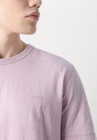 BOSS TEGOOD - Základné tričko - open purple