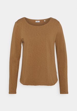 T-shirt marron à manches longues avec col rond et design uni sur fond blanc uni.