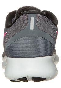 Szare buty sportowe z siateczkową cholewką, różowymi akcentami, zakrzywionym projektem pięty oraz białą podeszwą środkową. Posiadają odblaskowy pasek na pięcie.