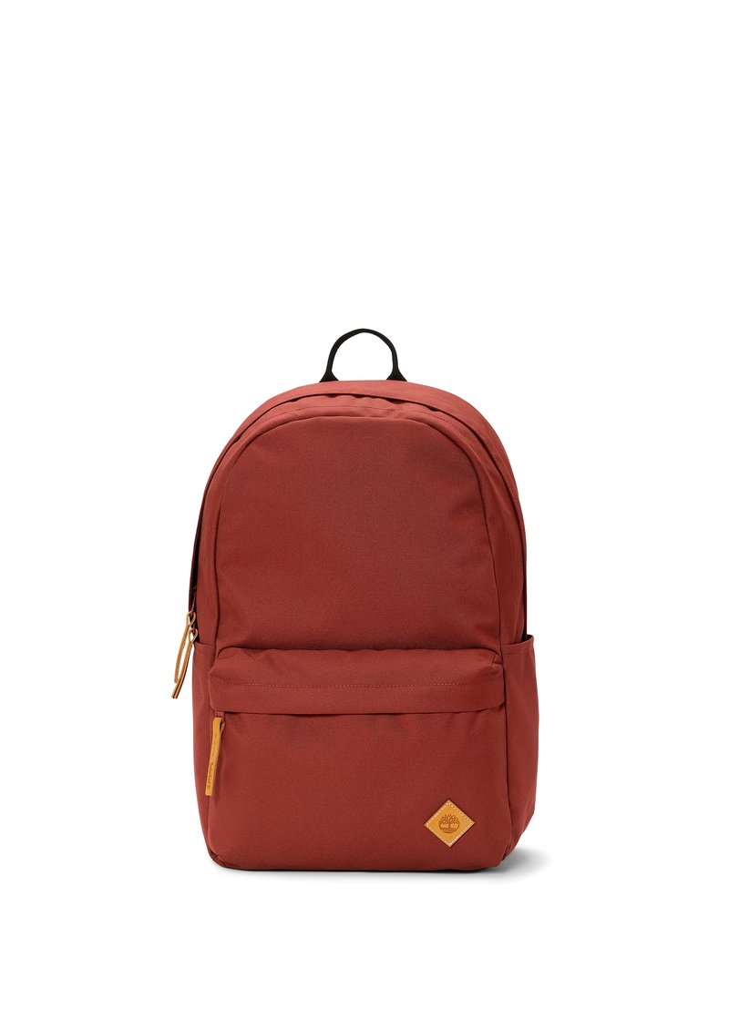 Röd tygryggsäck med rundad form, en ovandel, framficka med dragkedja och en liten logotypapplikation längst ner. Har svarta detaljer.