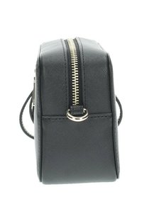 Schwarze rechteckige Tasche aus strukturiertem Material, mit einem goldenen Reißverschluss oben und einem runden Hardware-Ring an der Seite.