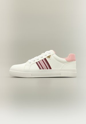 Baskets basses blanches avec talon en daim rose, détail latéral rayé bordeaux et rose, et lacets blancs sur un fond neutre.