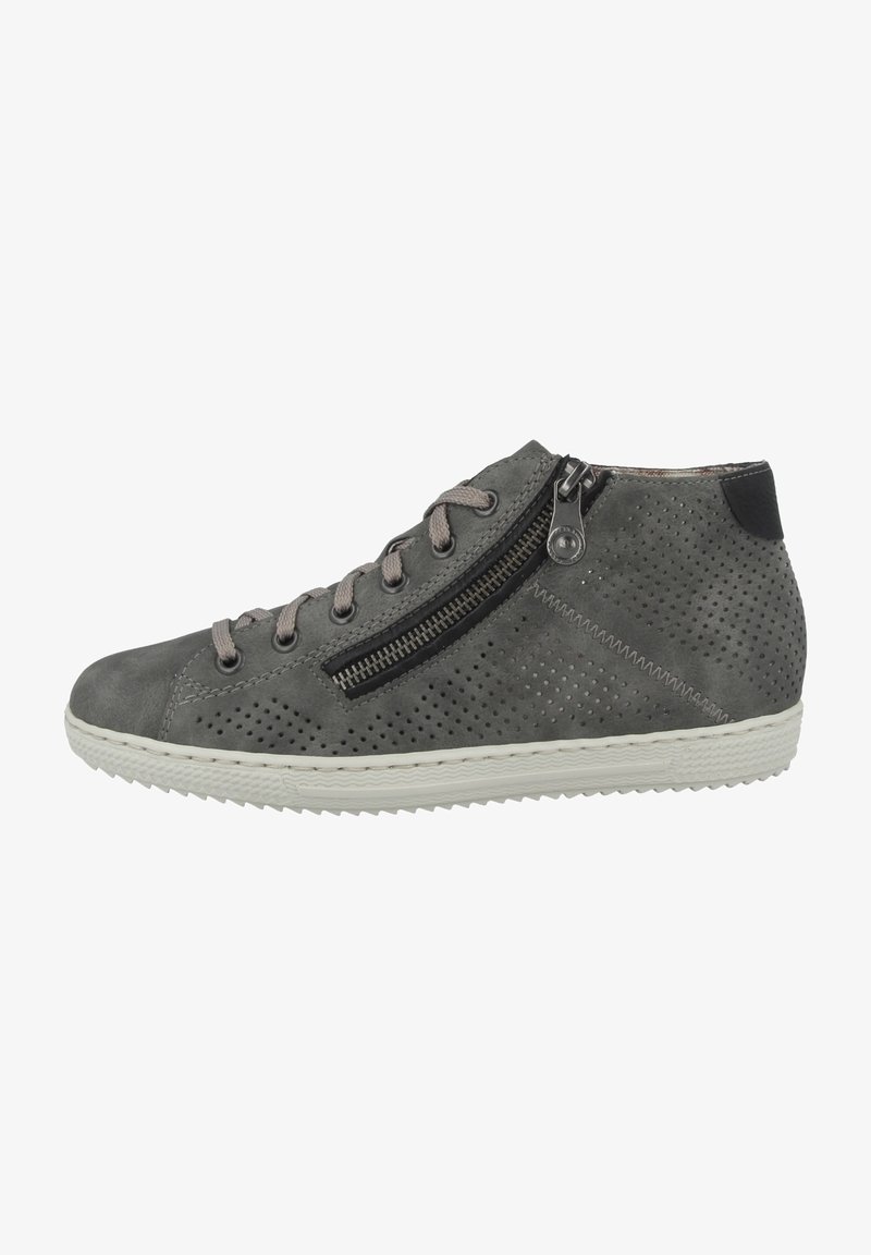 Baskets hautes grises avec un design perforé, fermeture éclair latérale, lacets gris et semelle en caoutchouc blanche.
