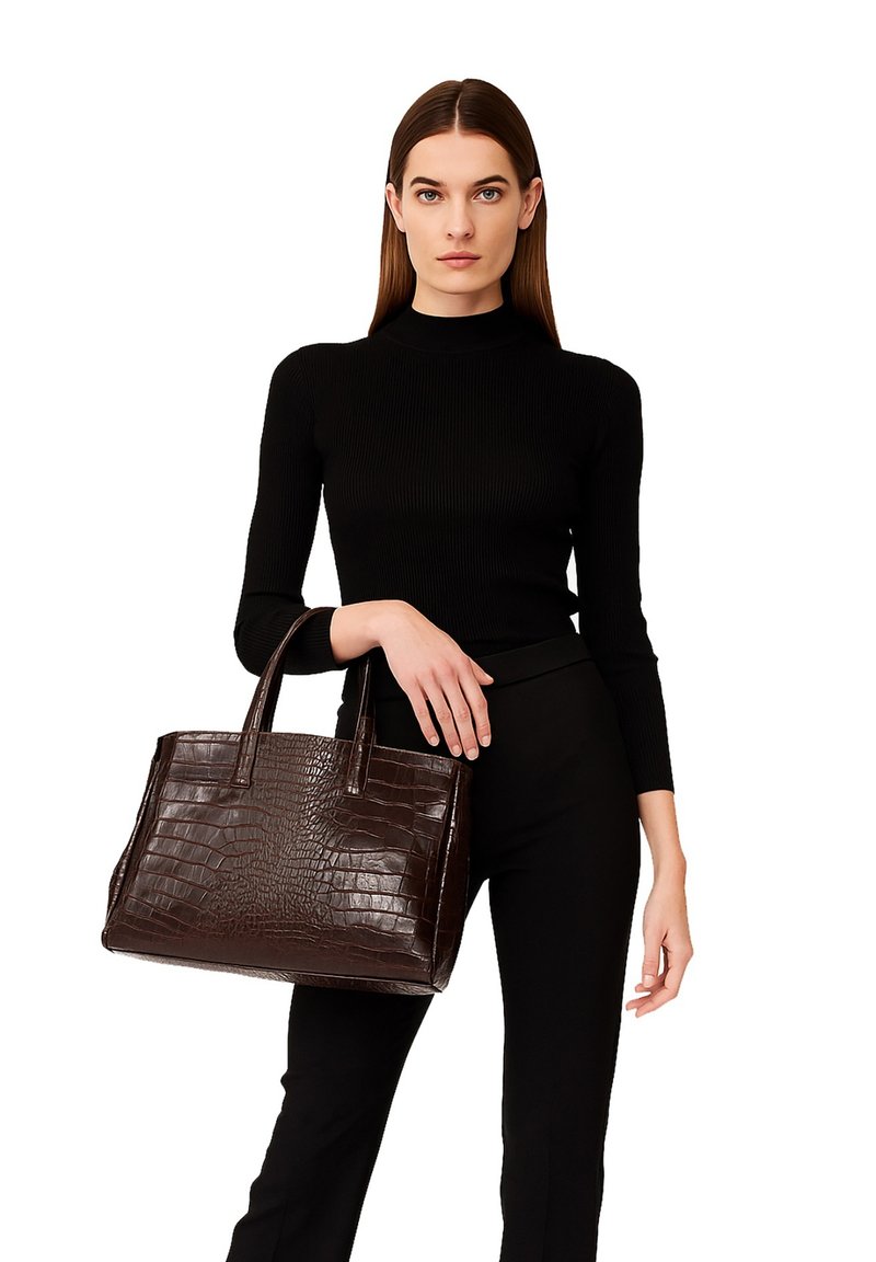 Borsa a tracolla in pelle marrone con stampa a coccodrillo, forma rettangolare, texture della pelle liscia e senza elementi hardware o dettagli visibili.