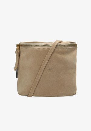 Sac bandoulière en daim beige avec fermeture éclair, bandoulière réglable et logo embossé à l'avant ; texture lisse et design minimaliste.