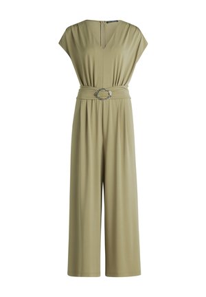 Combinaison pantalon ample de couleur vert olive avec col en V, manches courtes, ceinture à la taille avec boucle ronde argentée, et fermeture éclair au dos.