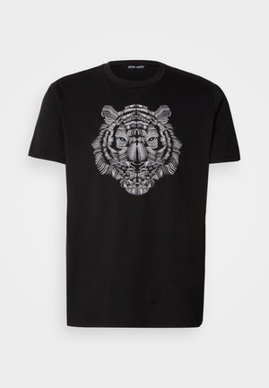 Camiseta de algodón negra con un gráfico detallado de un tigre blanco en el frente. Diseño de mangas cortas y cuello redondo. Textura sencilla y suave.