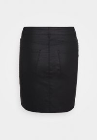 Svart denimkjol med en tajt passform, två bakfickor och sömdetaljer. Sömmen är rak med en slät textur.