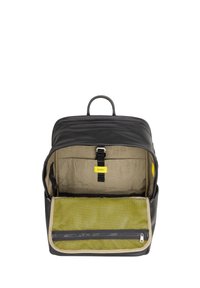 Sac à dos en cuir noir avec fermeture éclair, doublure intérieure beige, étiquette de marque jaune et poche zippée en maille jaune. Spacieux et structuré.