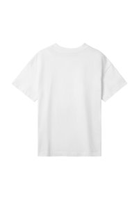 Hvid bomuld t-shirt med afslappet pasform, korte ærmer og rund halsudskæring; blød tekstur uden synlige mønstre eller detaljer.