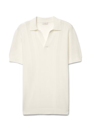 Polo en maille blanche à manches courtes avec col ouvert et texture subtile à côtes verticales, posé à plat sur fond blanc.