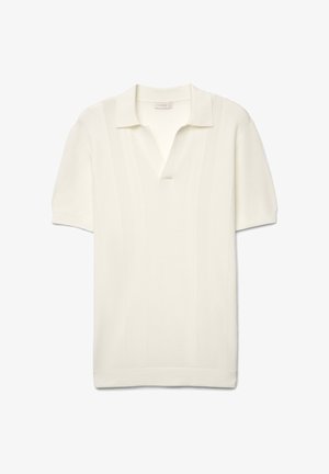 Polo en maille blanche à manches courtes avec col ouvert et texture subtile à côtes verticales, posé à plat sur fond blanc.