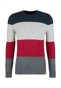 Pull à col rond avec des rayures horizontales en marine, gris, rouge et gris foncé. Texture tricotée et patch logo en bas à gauche.