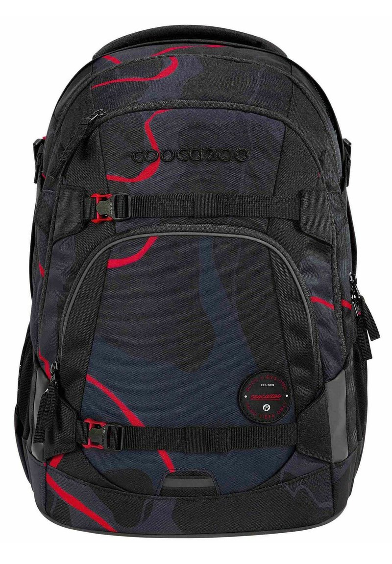 Schwarzer Rucksack mit rotem abstraktem Muster, ausgestattet mit gepolsterten Trägern, mehreren Fächern, einem runden Logopatch und verstellbaren Seitenriemen.