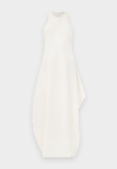 Witte mouwloze jurk met een knoopsluiting bij de henley-halslijn, voorzien van een asymmetrische zoom en zachte, gestructureerde stof.