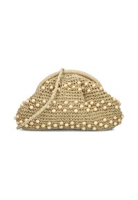 Beige gehaakte clutch handtas met een ronde vorm en een gevlochten strap, voorzien van houten kraalaccenten langs de onderrand.