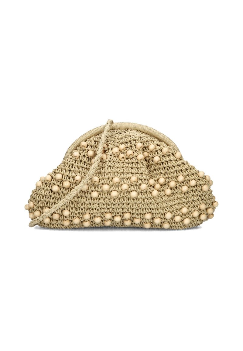 Beige gehaakte clutch handtas met een ronde vorm en een gevlochten strap, voorzien van houten kraalaccenten langs de onderrand.