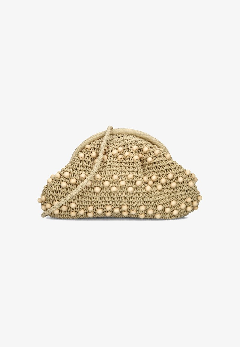 Beige gehaakte clutch handtas met een ronde vorm en een gevlochten strap, voorzien van houten kraalaccenten langs de onderrand.