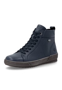 Basket montante bleu foncé avec des lacets noirs, une semelle en caoutchouc et un logo métallique discret sur le côté, présentée sur un fond blanc uni.