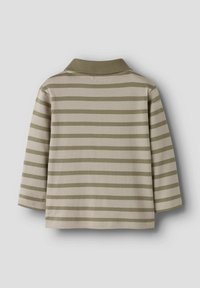 Polo a maniche lunghe a righe con una combinazione di colori khaki e beige, caratterizzato da un colletto a costine e una morbida texture in cotone.