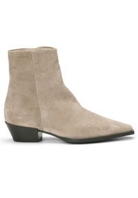 Beżowe zamszowe botki za kostkę z ostrym noskiem, niskim, grubym obcasem i gładką fakturą. Logo tłoczone z boku.