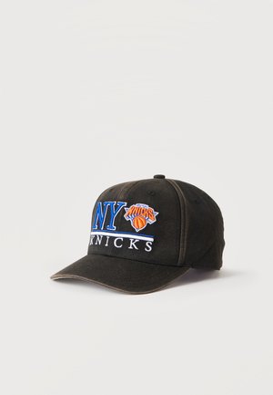 Casquette de baseball noire avec "NY" bleu et logo brodé des New York Knicks de basketball à l'avant.