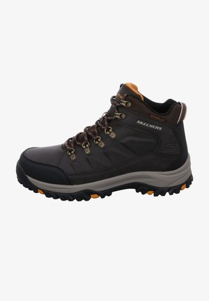 Botte de randonnée marron avec un dessus texturé, des accents orange et des œillets en métal. Dispose d'une semelle robuste avec un profil prominent pour une meilleure traction.