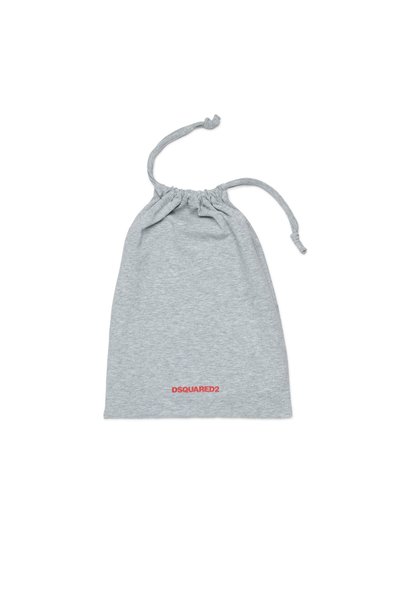 Sac à dos à cordon gris en tissu doux avec une texture lisse. Présentant le logo "DSQUARED2" en rouge en bas. Design simple et fonctionnel.