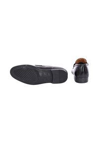 Scarpa da cerimonia in pelle nera con finitura liscia, dotata di suola in gomma, cuciture dettagliate e design a tacco basso per abbigliamento formale.