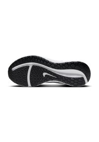 Semelle de chaussure Nike présentant un fond en caoutchouc noir texturé, une semelle intermédiaire blanche au design incurvé et un petit logo accentué près du talon.