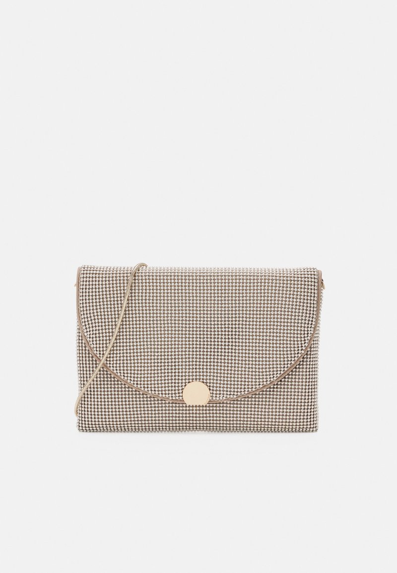 Pochette à carreaux marron et beige avec un rabat arrondi, des détails en métal doré et une bandoulière amovible. Surface en tissu texturé.