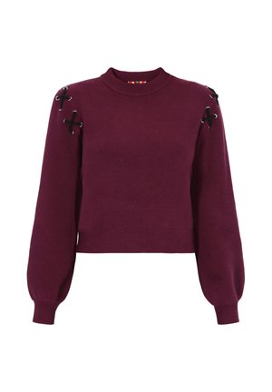 Bordeaux sweater met een ronde hals, lange mouwen en vetersluitingaccenten op de schouders. Zachte gebreide textuur en geribbelde zoom.