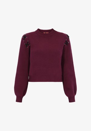 Bordeaux sweater met een ronde hals, lange mouwen en vetersluitingaccenten op de schouders. Zachte gebreide textuur en geribbelde zoom.