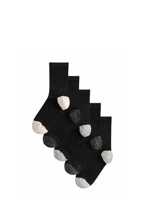 Pięć par czarnych skarpetek do załogi z różnymi kolorami palców i pięt: kremowy, czarny nakrapiany, jasnoszary, ciemnoszary i biały, ułożone nachodzące na siebie.