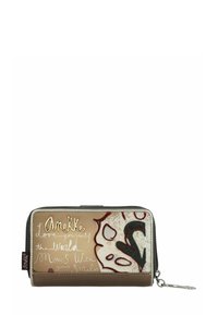Cartera con cremallera que presenta un diseño beige y estampado con acentos rojos y verdes. Incluye texto decorativo y un charm metálico como accesorio.