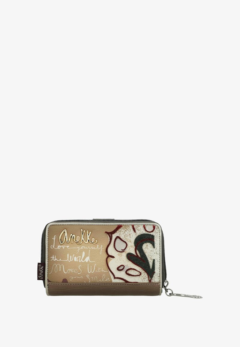 Cartera con cremallera que presenta un diseño beige y estampado con acentos rojos y verdes. Incluye texto decorativo y un charm metálico como accesorio.