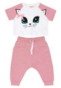 Top corto de manga corta blanco con detalles en rosa y un diseño de cara de gato, combinado con pantalones joggers rosas que cuentan con bolsillos laterales y una cintura con cordón.