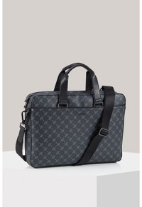 Czarna torba na laptopa w wzory, z skórzanymi uchwytami i regulowanym paskiem. Posiada gładką teksturę i zamek błyskawiczny, prezentując nowoczesny design.