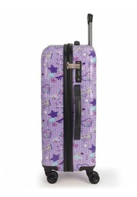 Valigia rigida viola con motivi giocosi, zip nera, manico retrattile e quattro ruote nere. Presenta una serratura a combinazione.