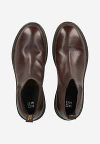 Braune Leder Slipper mit strukturiertem Finish, runder Zehenform, elastischen seitlichen Einsätzen und kontrastierenden schwarzen Gummisohlen.