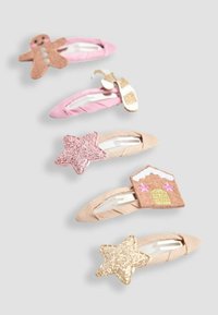 Viisi hiusklipsiä eri malleissa: vaaleanpunainen piparkakkumies, kimaltava tähti, vaaleanruskea talo, kimaltava tähti ja beige kullanvärisillä yksityiskohdilla. Tekstuurilliset materiaalit.